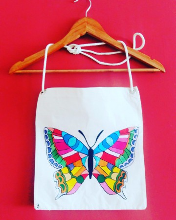 Gökkuşağının renginde kelebek 